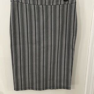 SOHO Apparel Ltd Pull-on Pencil Skirt Size M Black White Knee Length to midi